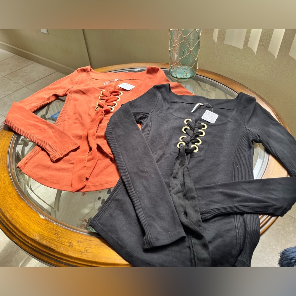 šFREE PEOPLEš- Lace-Up Long Sleeve Tops in Black and Orange NWT Size Sm - Picture 2 of 10